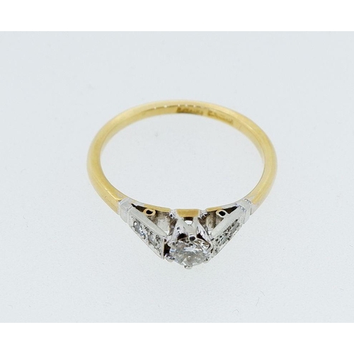 391 - A 9 carat and 18 carat gold diamond ring, size N-O, 2.9g