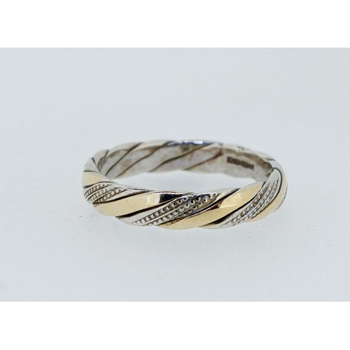 405 - A 9 carat gold two colour spiral ring, 3.4g, size O to P