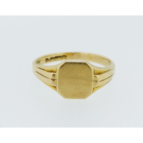 407 - A 14 carat gold signet ring, size O, 3.2g