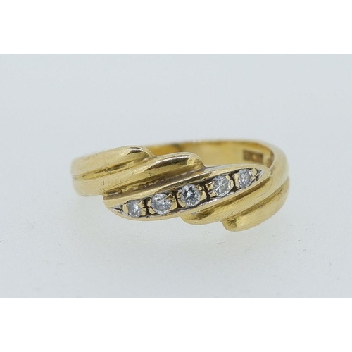 415 - A gold ring crossover set five diamonds, size N-O, 3.6g