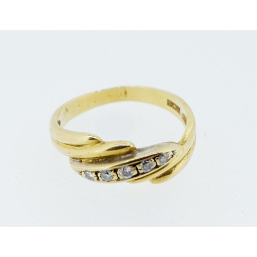 415 - A gold ring crossover set five diamonds, size N-O, 3.6g