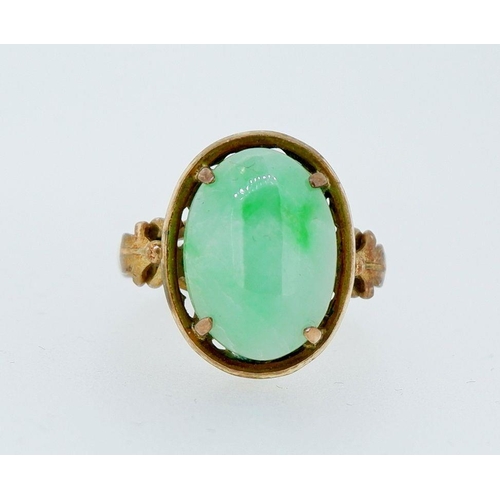 417 - A 14k gold ring set oval jade, 3.5g, size I