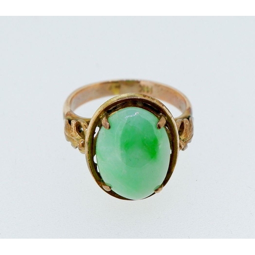 417 - A 14k gold ring set oval jade, 3.5g, size I