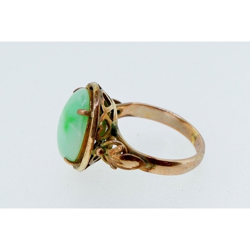 417 - A 14k gold ring set oval jade, 3.5g, size I