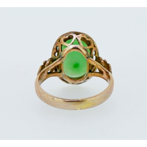 417 - A 14k gold ring set oval jade, 3.5g, size I