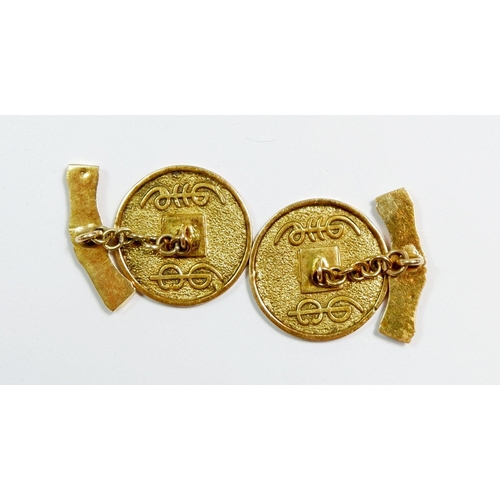 440 - A pair of Chinese 14k gold circular cufflinks set lapis lazuli and decorative Chinese script, 2cm di... 