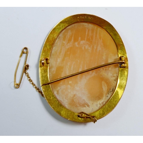 448 - A 9 carat gold framed oval cameo of a woman, 5 x 4.2cm