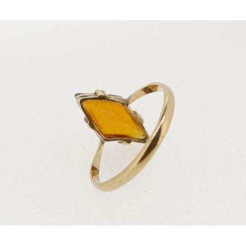 451 - A 9 carat gold ring set lozenge form topaz, size M