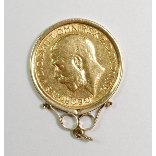 471 - A gold sovereign GV 1913 in 9 carat gold pendant mount. 9.2g