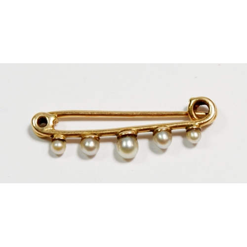 474 - An Edwardian gold and pearl bar brooch - unmarked, 2.2g, 3cm long