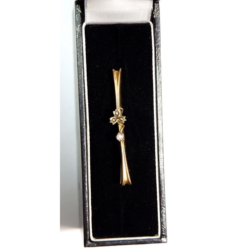 499 - An Edwardian 9 carat gold bar brooch set seed pearls, 1.1g, 4.5cm wide