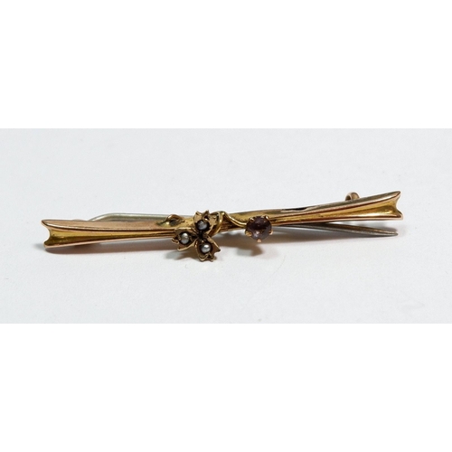 499 - An Edwardian 9 carat gold bar brooch set seed pearls, 1.1g, 4.5cm wide