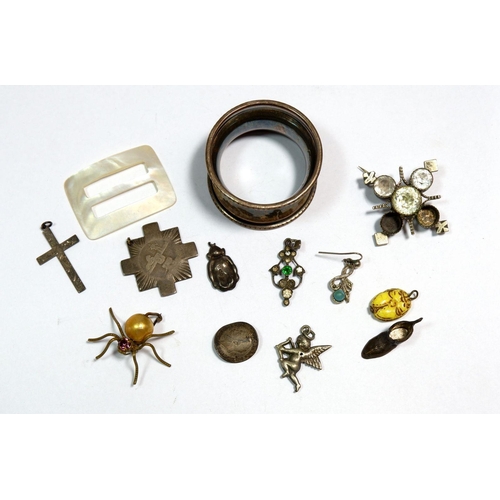 559 - A silver napkin ring and small group of costume jewellery