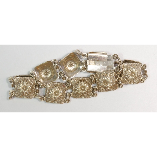 565 - A silver stylised flowerhead bracelet