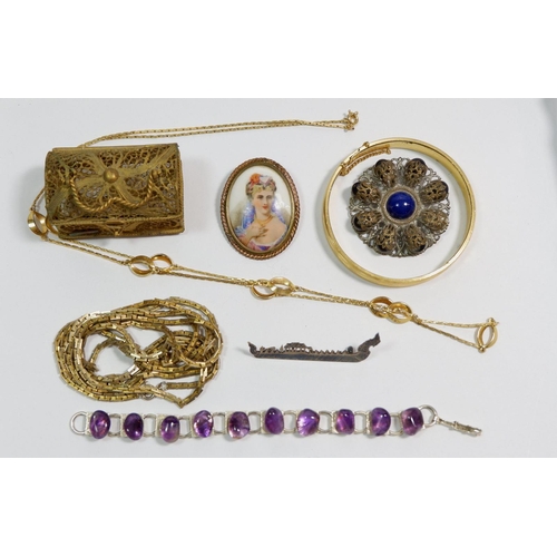 580 - A box of costume jewellery