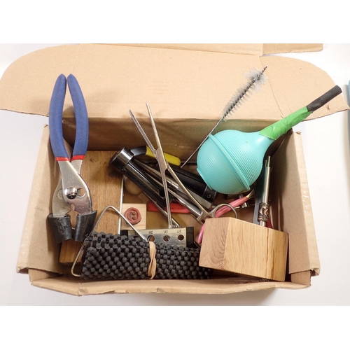 785 - A fountain pen repairing kit and book