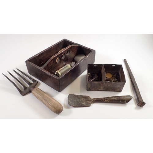 813 - A box of various tools within a wooden maids carry box