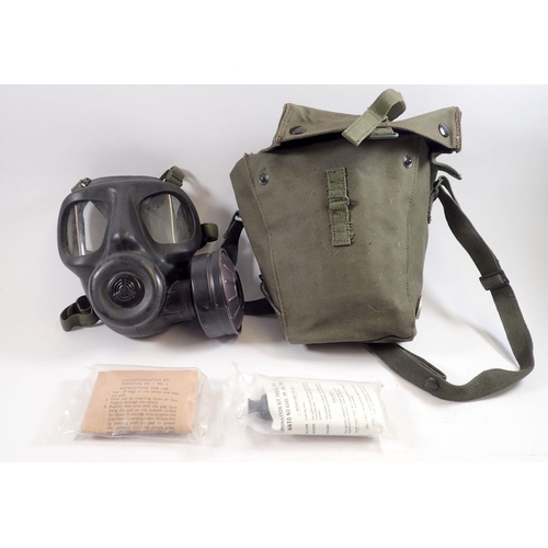 845 - A 1960's/70's gas mask in case