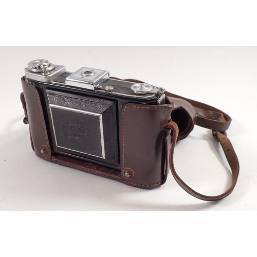 859 - A Zeiss Ikon camera, cased