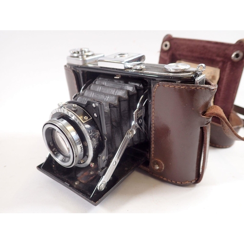 859 - A Zeiss Ikon camera, cased