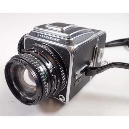 860 - A Hasselblad 500c/m camera with accessories including Carl Zeiss lens