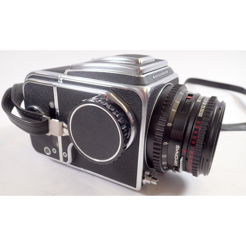 860 - A Hasselblad 500c/m camera with accessories including Carl Zeiss lens