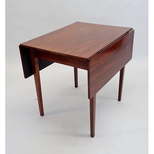 900 - A Georgian mahogany dropleaf small supper table, 72 x 102cm extended