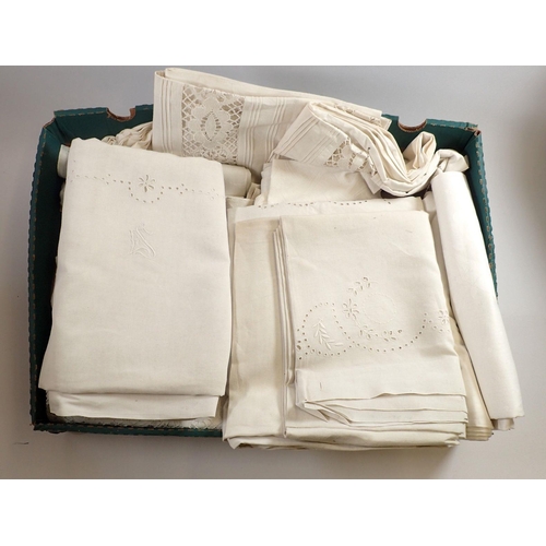 987 - A box of various table linen