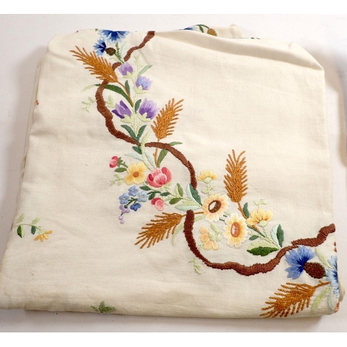 989 - A box of vintage table linen including some good embroidered table clothes etc.