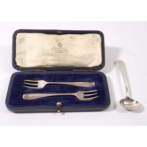 288 - A pair of silver oyster forks, cased, London 1920 and a silver mustard spoon, London 1827