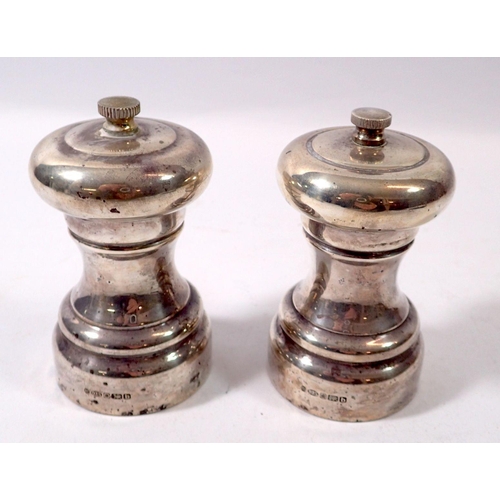 312 - A silver pair of salts and pepper grinders, 11cm, Sheffield 2001