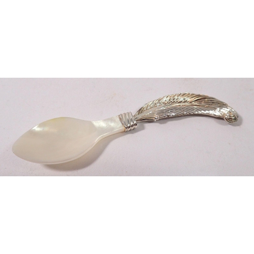 341 - A silver Thistle & Bee mother of pearl caviar spoon with silver feather handle, 10cm