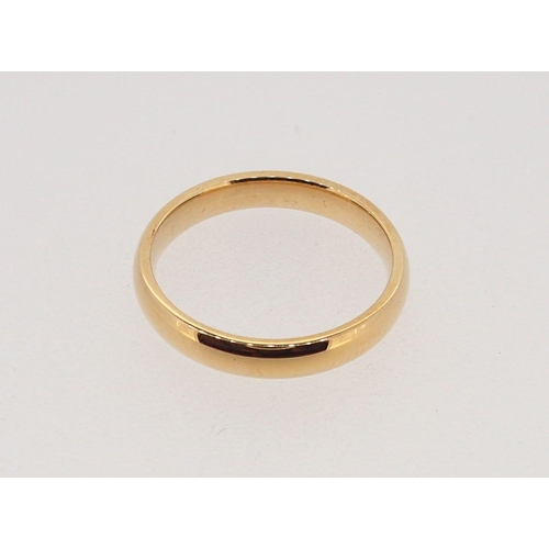 362 - An 18 carat gold wedding ring, 2.5g, size L