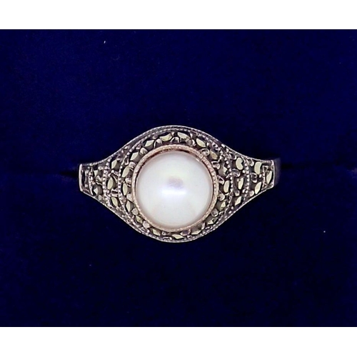 367 - A silver and marcasite pearl ring, size P