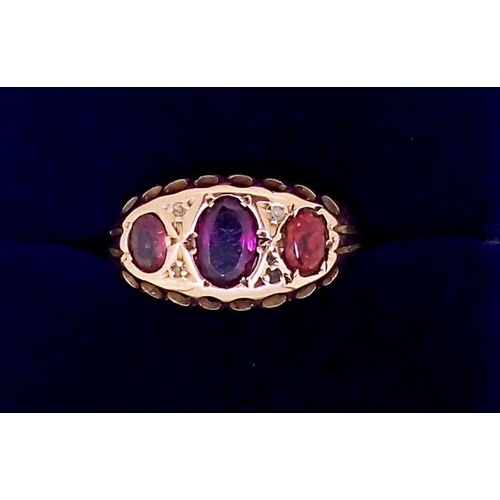 375 - A Victorian 9ct gold ring set three garnets, Size L