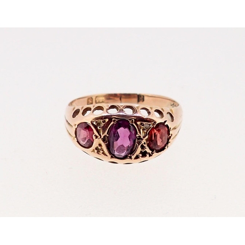 375 - A Victorian 9ct gold ring set three garnets, Size L