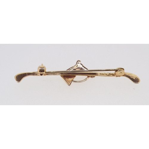 395 - A 9 carat gold horse and crop bar brooch, 2g, 5cm