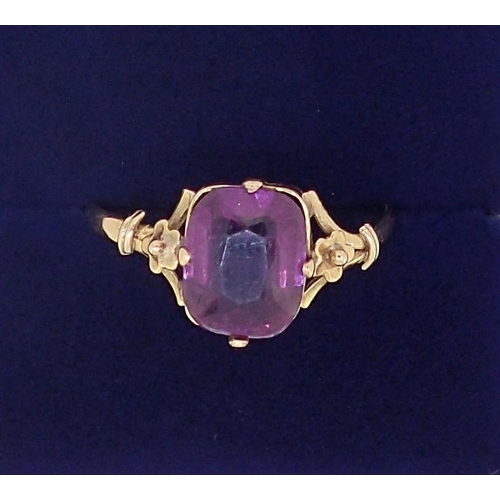 400 - A Victorian gold amethyst ring on floral shoulders, 2g, size R-S