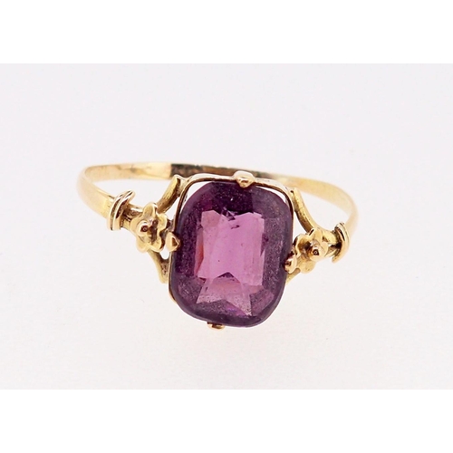 400 - A Victorian gold amethyst ring on floral shoulders, 2g, size R-S