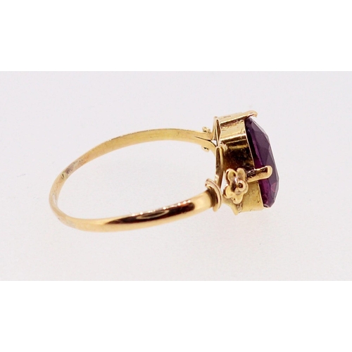 400 - A Victorian gold amethyst ring on floral shoulders, 2g, size R-S