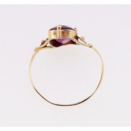 400 - A Victorian gold amethyst ring on floral shoulders, 2g, size R-S