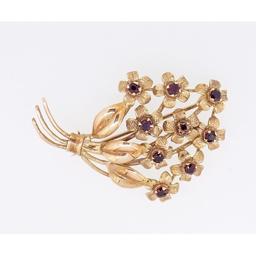 406 - A 15 carat gold garnet set spray brooch, 4cm, 5.3g