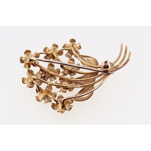 406 - A 15 carat gold garnet set spray brooch, 4cm, 5.3g