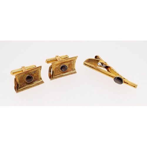 407 - A pair of 14k gold stone set cufflinks and tie pin, 10g