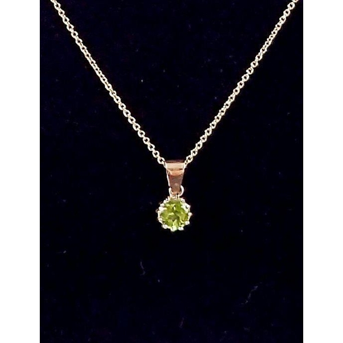 433 - An 18 carat gold peridot pendant necklace and chain, 2.4g, 38cm long