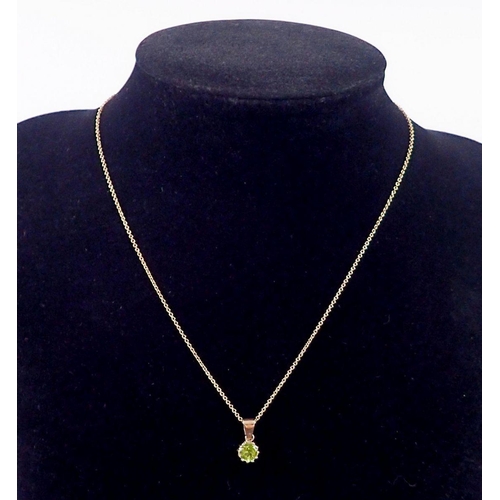 433 - An 18 carat gold peridot pendant necklace and chain, 2.4g, 38cm long