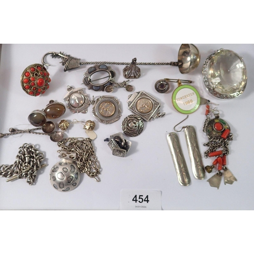 454 - A box of jewellery including silver