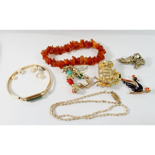 465 - A group of costume jewellery to include amber chip bracelet, scarab style bracelet, pearl necklace e... 