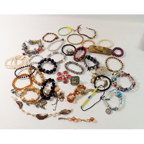 513 - A quantity of various bracelets and costume jewellery