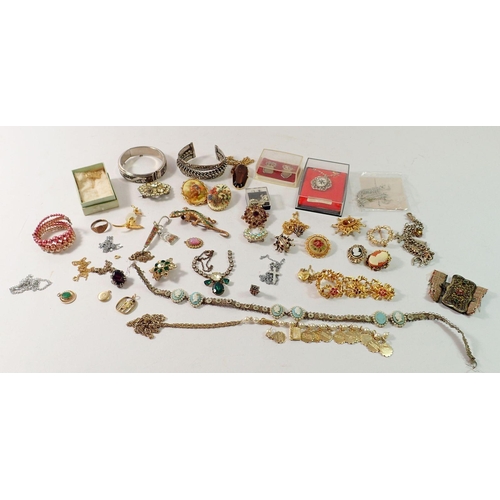 516 - A box of costume jewellery